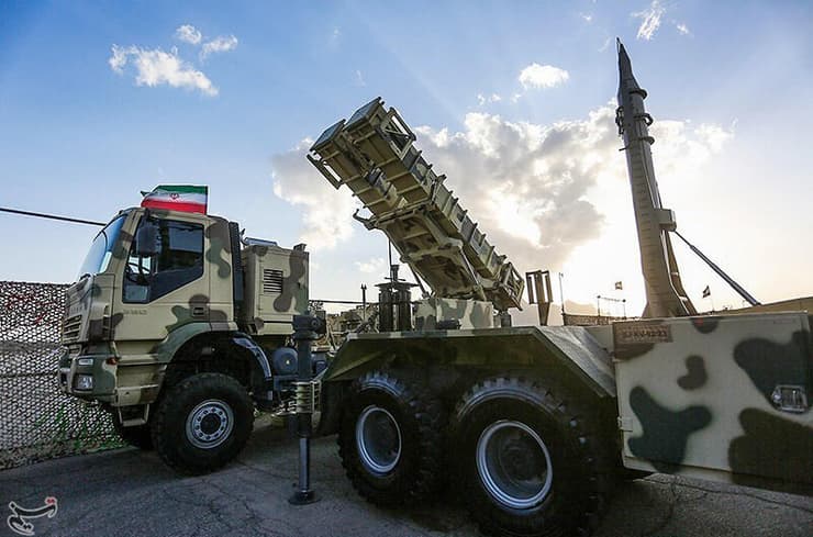 כיתוב "מוות לישראל" על טיל קרקע בתערוכת נשק איראנית