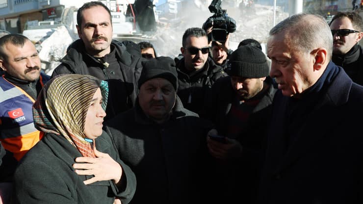 נשיא טורקיה רג'פ טאיפ ארדואן באזור אסון רעידת האדמה בהטאי