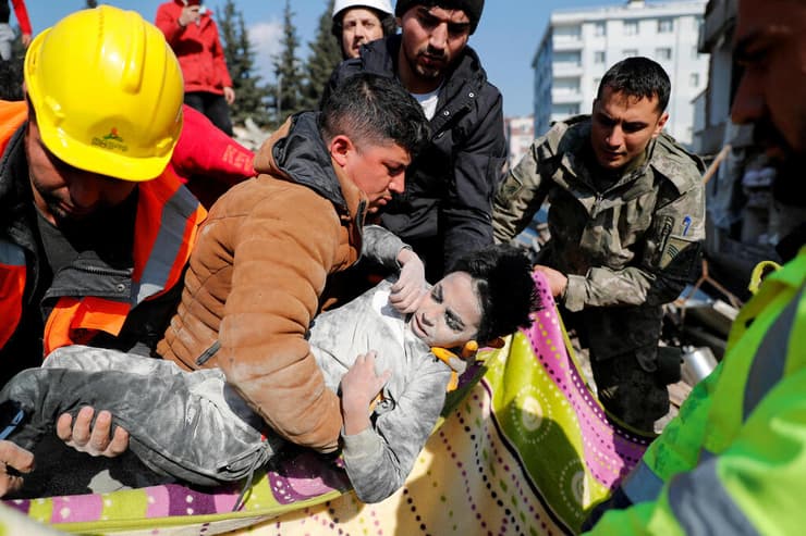 הטאי  טורקיה ילד בשם מהאז פוראק מקבל טיפול רפואי חולץ מ ההריסות טורקיה רעידת אדמה  