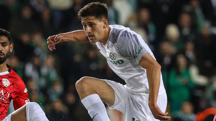 גוני נאור שחקן מכבי חיפה עם צ'ארון שרי מול נס זמיר שחקן הפועל חדרה