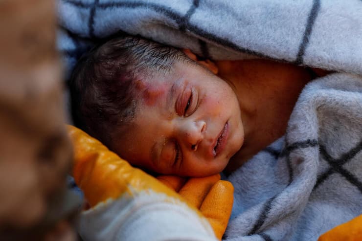 תינוק שחולץ מהריסות הרעידה בטורקיה