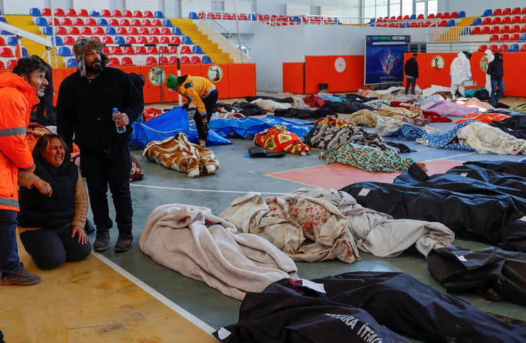 גופות ב איצטדיון ב קרמנמרש טורקיה רעש רעידת אדמה