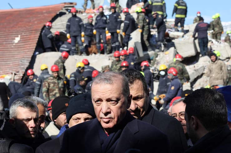 נשיא טורקיה רג'פ טאיפ ארדואן באזור אסון רעידת האדמה בקרמאנמרש