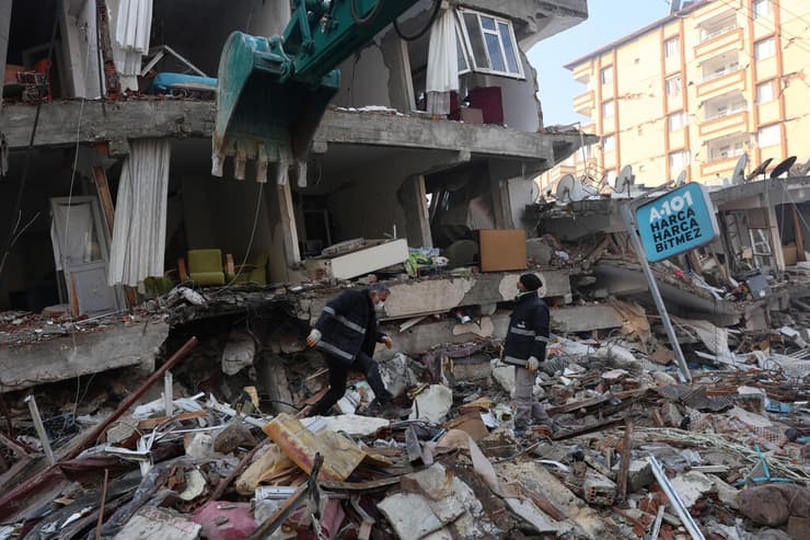 הטאי טורקיה הריסות חיפוש אחר ניצולים רעידת אדמה טורקיה 