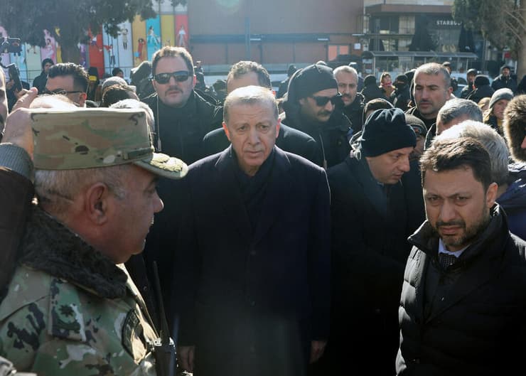 נשיא טורקיה רג'פ טאיפ ארדואן באזור אסון רעידת האדמה בקרמאנמרש