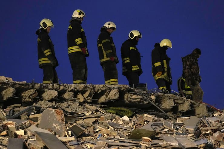 פעולות חילוץ מעל הריסות ב גזיאנטפ טורקיה רעידת אדמה רעש