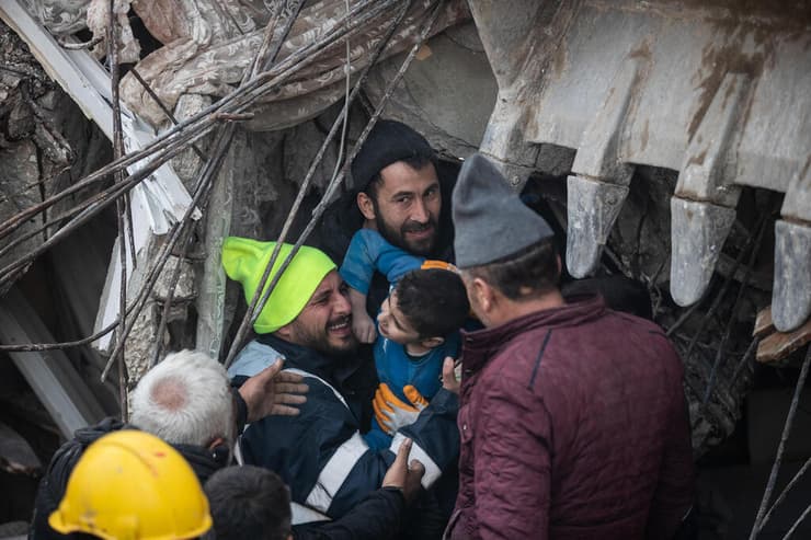 חילוץ ילד ב הטאי טורקיה רעש רעידת אדמה