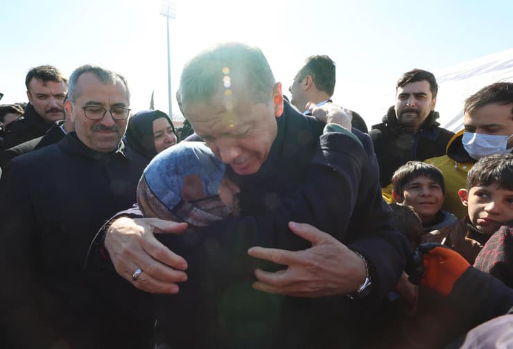 נשיא טורקיה רג'פ טאיפ ארדואן באזור אסון רעידת אדמה רעש ב קרמנמרש 