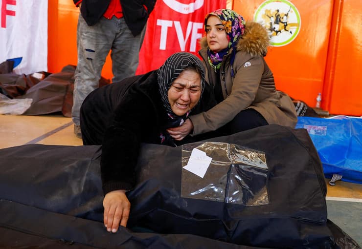 גופות ב איצטדיון ב קרמנמרש טורקיה רעש רעידת אדמה