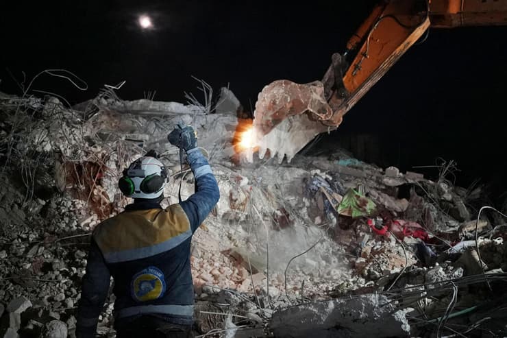 חילוץ ב ג'נדריס סוריה באזורם בשליטת המורדים רעש רעידת אדמה