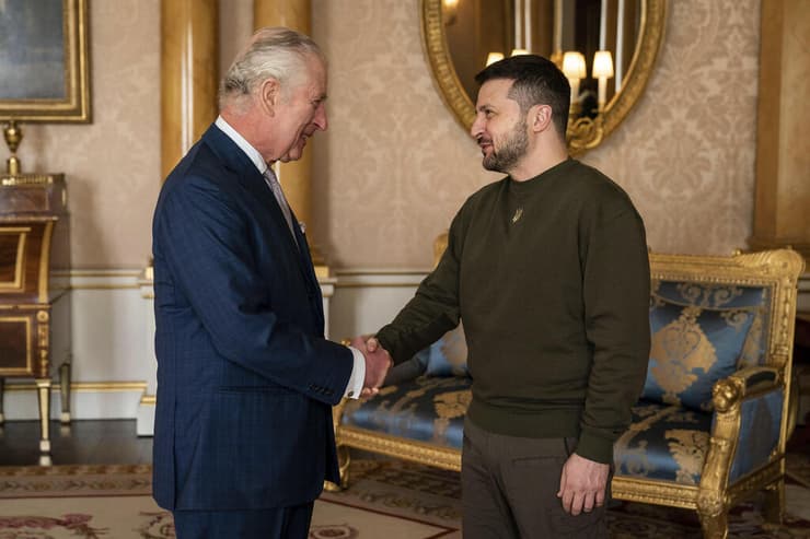נשיא אוקראינה וולודימיר זלנסקי עם מלך בריטניה צ'ארלס ב ארמון בקינגהאם