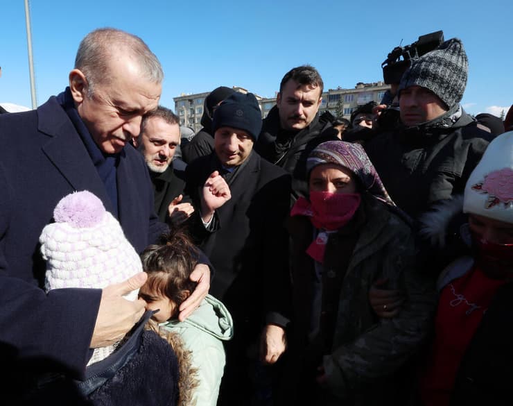 נשיא טורקיה רג'פ טאיפ ארדואן באזור אסון רעידת אדמה רעש ב קרמנמרש 