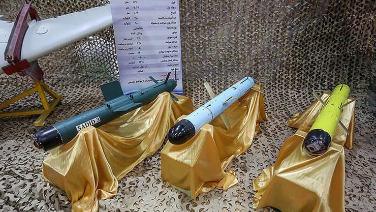 כיתוב "מוות לישראל" על טיל קרקע בתערוכת נשק איראנית