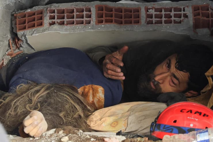 עבדולליים מועייני לצד גופת אשתו שנהרגה ב רעידת רעש אדמה ב טורקיה ב הטאי