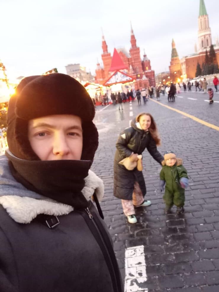 אלכסנדר עם אשתו ובנו במוסקבה