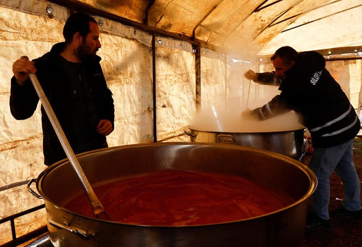 טורקיה הטאי  מכינים מזון  ל נפגעי רעידת האדמה אסון רעש משבר סיוע מזון הומניטרי מתנדבים 
