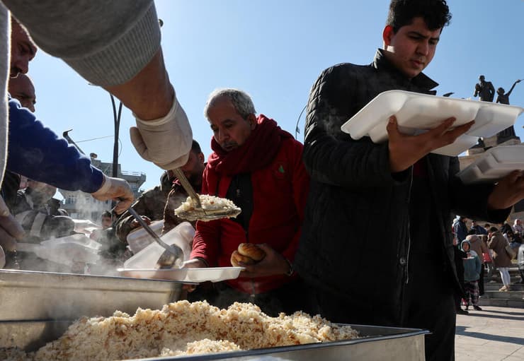 מחלקים מזון ל ניצולים ב הטאי טורקיה רעש רעידת אדמה