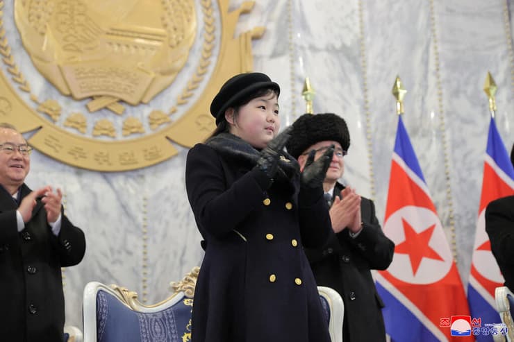 צפון קוריאה קים ג'ונג און עם בתו קים ג'ונג אאה ב מצעד צבאי פיונגיאנג
