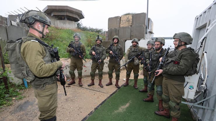 חיילים דתיים ממחלקה בגדוד דוכיפת שומרים מול הישיבה בה למדו