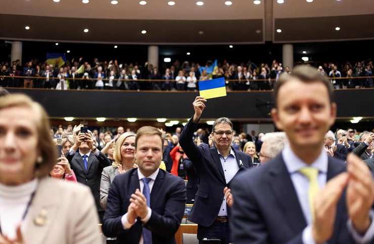 נשיא אוקראינה וולודימיר זלנסקי ב בריסל הפרלמנט האירופי מחיאות כפיים