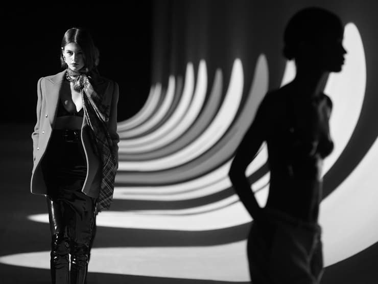 קאיה גרבר מדגמנת בתצוגת אופנה של סן לורן, 2020