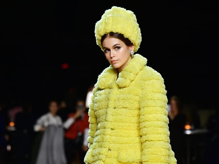 קאיה גרבר מדגמנת בתצוגת אופנה של מארק ג'ייקובס, 2020
