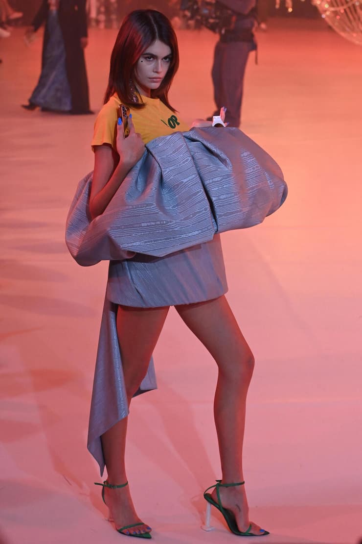 קאיה גרבר מדגמנת בתצוגת אופנה של המותג אוף וייט, 2022