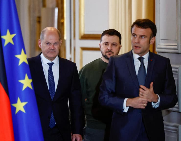 נשיא אוקראינה וולודימיר זלנסקי ב פריז עם נשיא צרפת עמנואל מקרון ו קנצלר גרמניה אולף שולץ