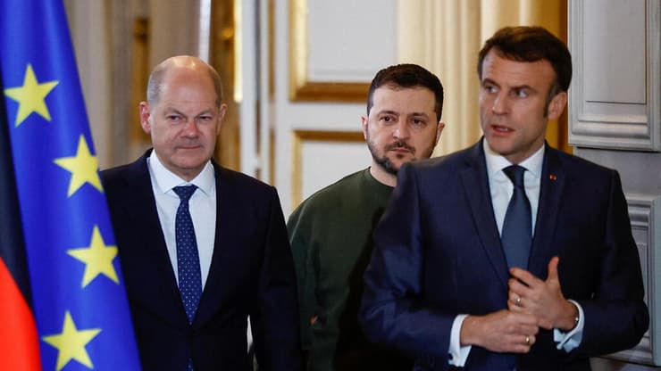 נשיא אוקראינה וולודימיר זלנסקי ב פריז עם נשיא צרפת עמנואל מקרון ו קנצלר גרמניה אולף שולץ