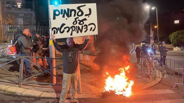 צמיג בוער במחאה בין רחוב עזה לברלין בירושלים