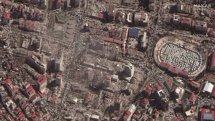 אוהל אוהלים בתוך אצטדיון ב קרמנמרש צילום לוויין לפני ואחרי רעידת אדמה רעש טורקיה