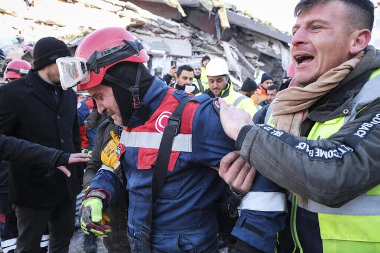 פעולות חילוץ בעיר אלביסטן באזור גזיאנטפ טורקיה רעש רעידת אדמה 