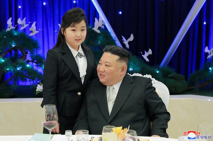 צפון קוריאה קים ג'ונג און עם בתו קים ג'ונג אאה ב מצעד צבאי פיונגיאנג