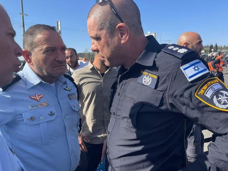 מפכ"ל המשטרה יעקב שבתאי בזירת הפיגוע בשכונת רמות בירושלים