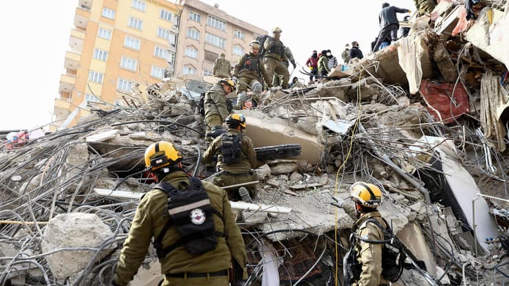 לוחמי פיקוד העורף מחפשים לכודים בהריסות בטורקיה (צילום: רויטרס) פיקוד העורף מחפשים לכודים בהריסות בטורקיה