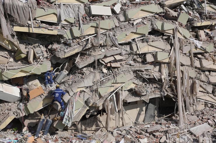טורקיה אנשי חילוץ צרפתים מחפשים ב הריסות בניין ב קרמנמרש