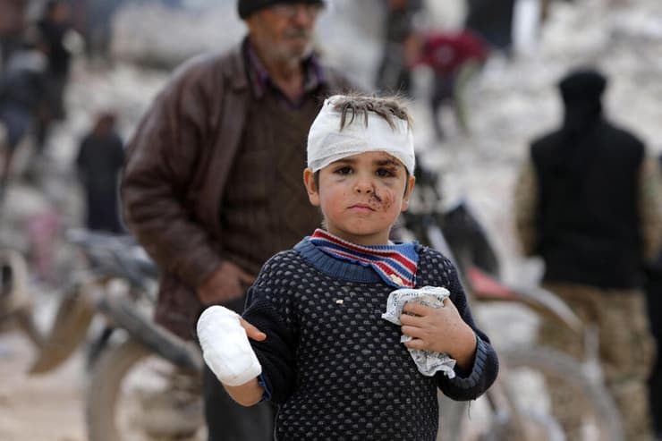 סוריה מוסא חמיידי ילד בן 6 נפצע רעידת אדמה עיירה ג'נדריס אזור המורדים