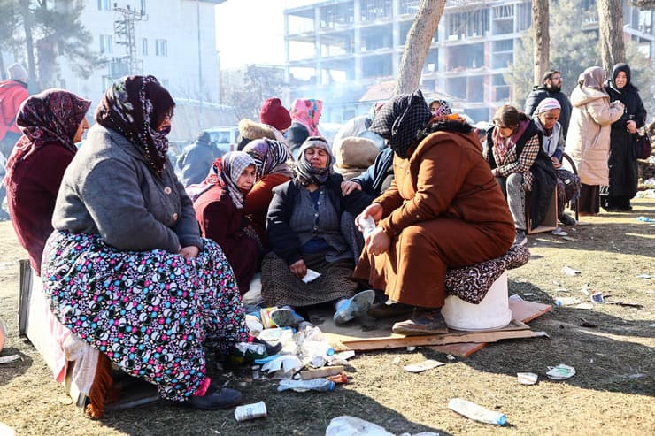 טורקיה רעידת אדמה אדיאמאן מחכים לבשורות על קרובים נעדרים