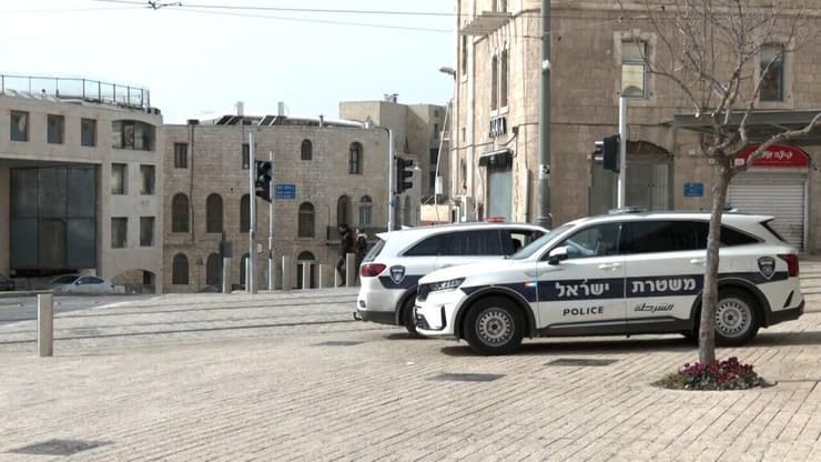 יום אחרי פיגוע הדריסה בשכונת רמות בירושלים - ניידות משטרה פרוסות ברחבי העיר