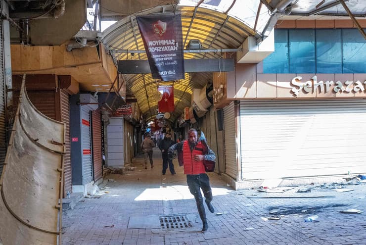 טורקיה אנטקיה חנויות תכשיטים בזאר גבר החשוד כ גנב בורח דיווחים על מעשי ביזה אחרי רעידת אדמה