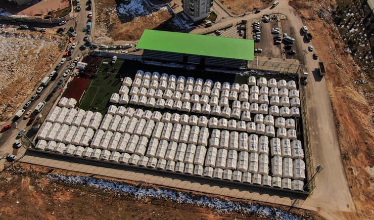טורקיה גזיאנטפ מחנה אוהלים ל נפגעי רעידת אדמה ב מגרש כדורגל