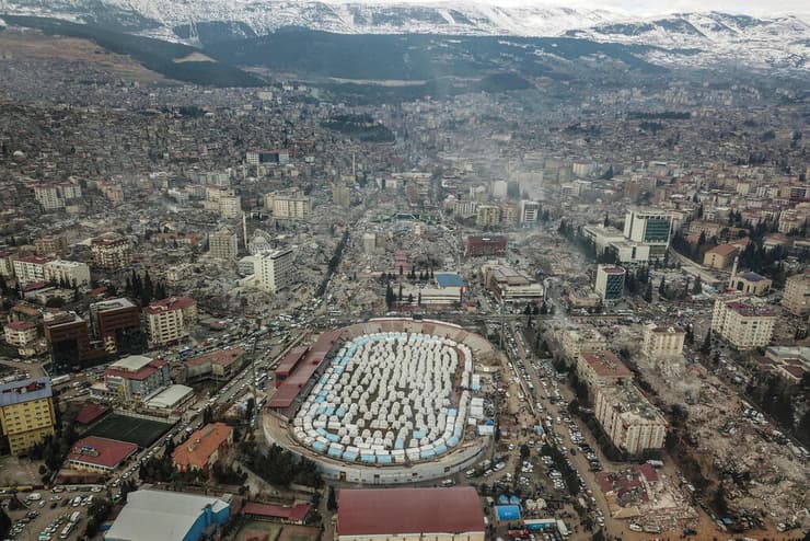 טורקיה רעידת אדמה מחנה אוהלים אצטדיון קרמנמרש