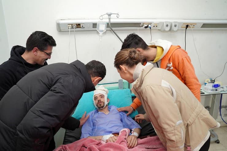 נשיא סוריה בשאר אסד מבקר פצועים מ רעידת אדמה לטקייה