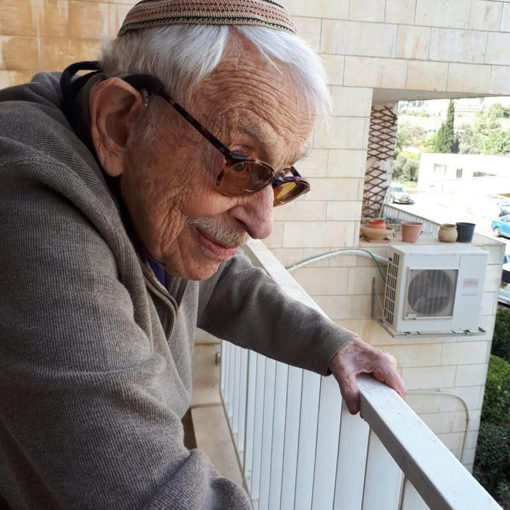 סידני (שמעון) אברמס במרפסת ביתו החדש בירושלים