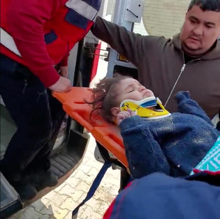 חילוץ ילד אחרי 150 שעות מתחת להריסות ב הטאי טורקיה רעידת אדמה רעש