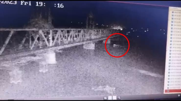 רובוט ימי של צבא רוסיה כלי שיט בלתי מאויש בתיעוד לא מאומת רגע לפני פיצוץ מתחת ל גשר באזור אודסה מלחמה אוקראינה