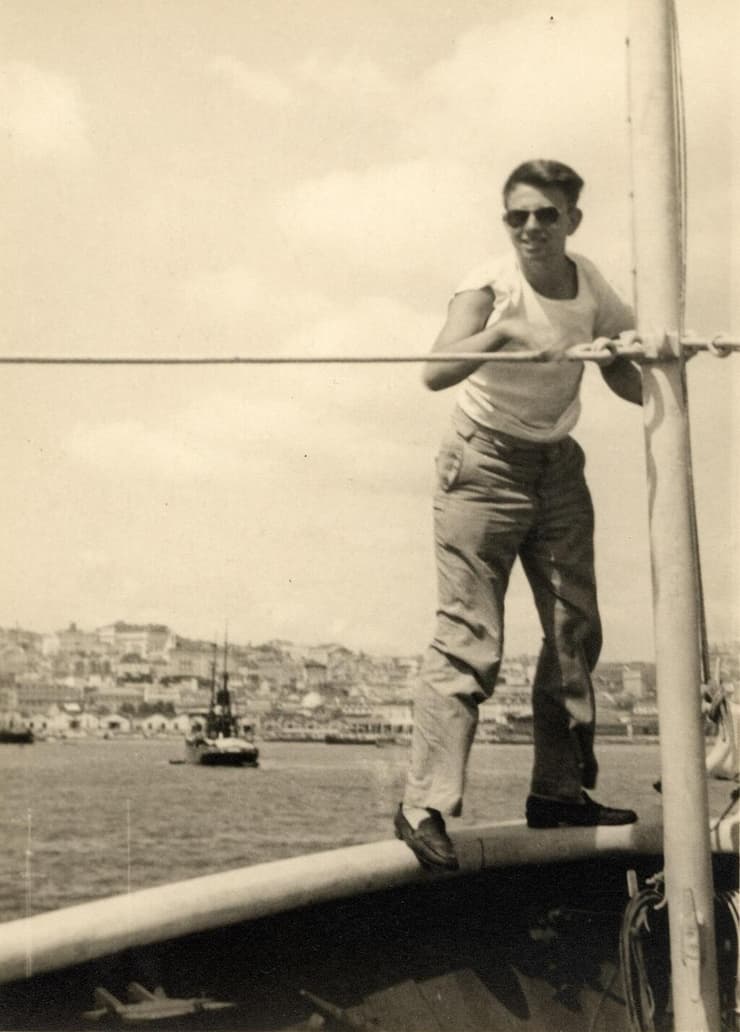 אברמס על סיפון האונייה Paducah (לימים "גאולה") בנמל ליסבון, יוני 1947