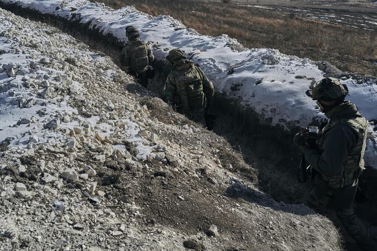 לוחמים של צבא אוקראינה ב תעלה ליד בחמוט חבל דונבאס מחוז דונייצק מלחמה מול רוסיה