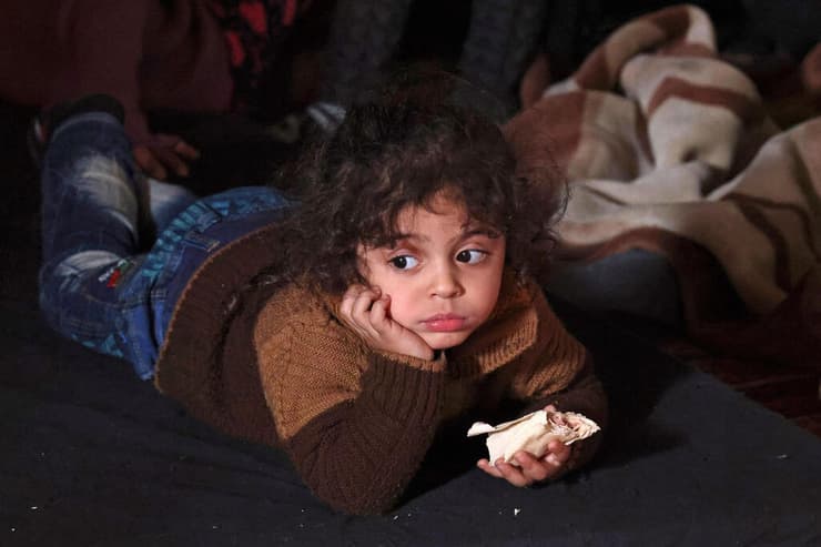 סוריה ילדה סורית שנעקרה מביתה בגלל רעידת אדמה שוכבת ב מסגד