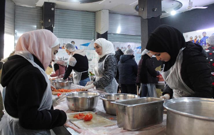 סוריה מתנדבות מבשלות ל עקורי רעידת האדמה בעיר חלב